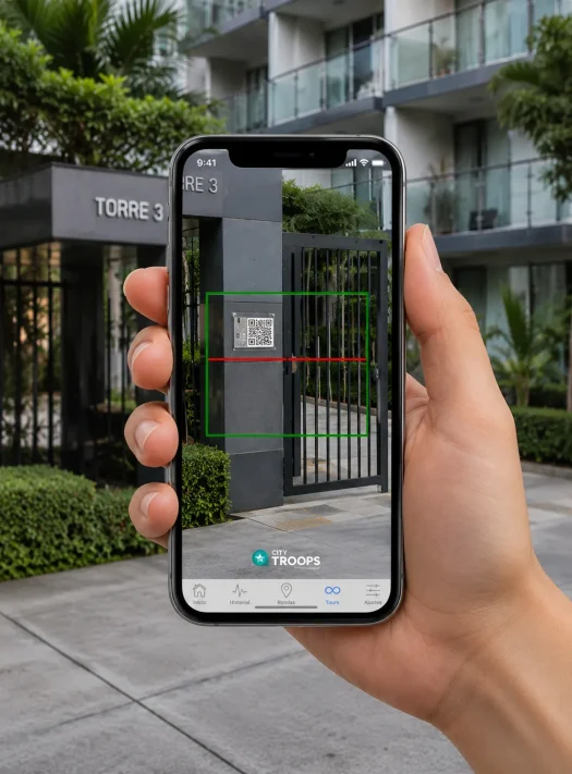 Vigilante usando app CityTroops para registrar la minuta de vigilancia en puesto de conjunto residencial escaneando QR de acceso